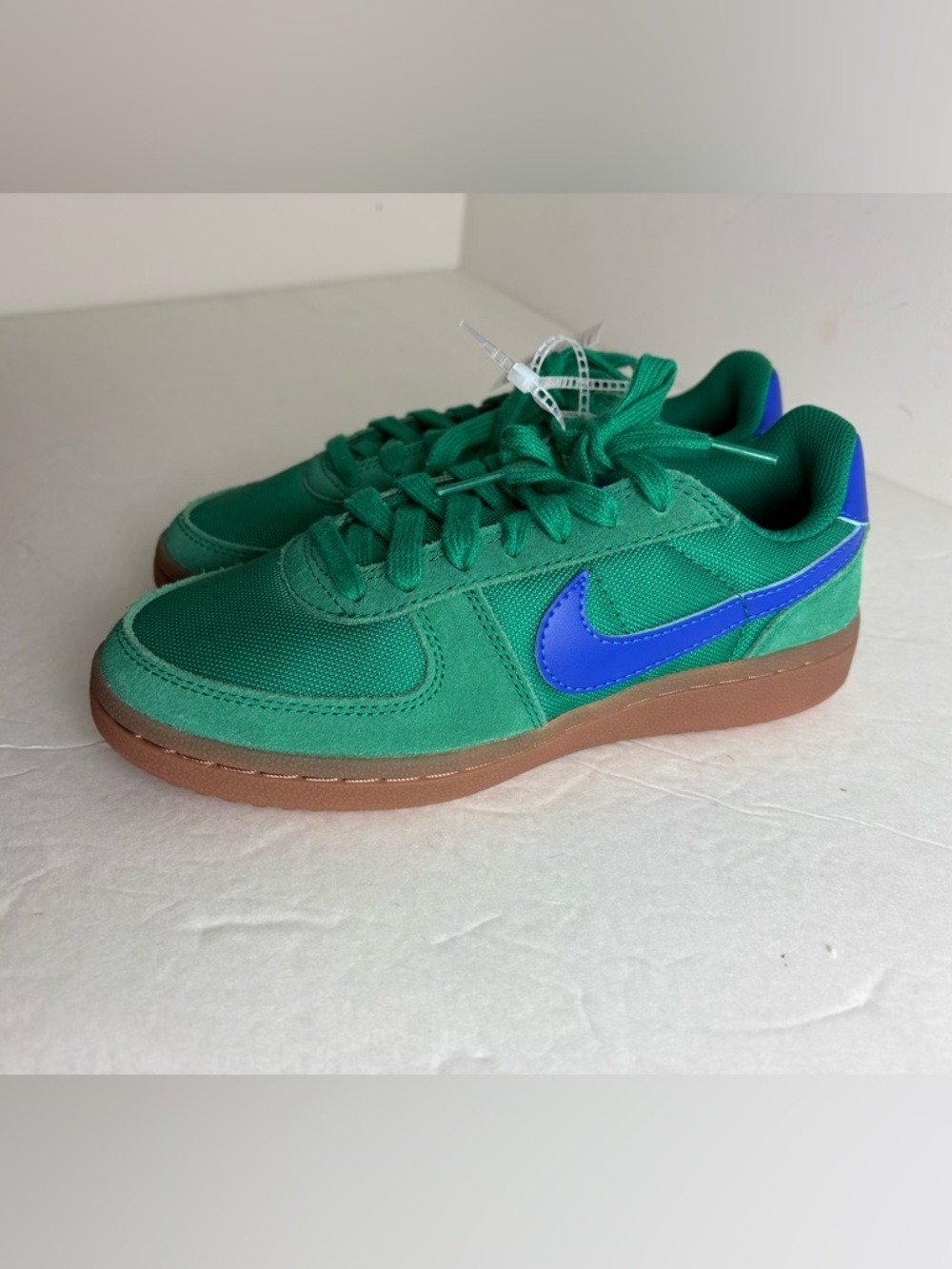 Nike Green Low-Top Sneakers with Blue Swoosh size 4y